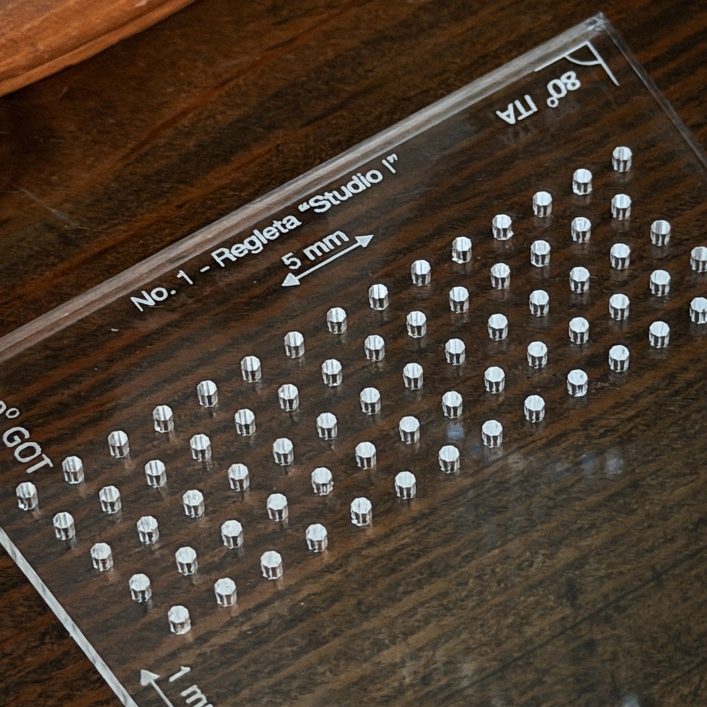 Regleta caligráfica "Studio I"